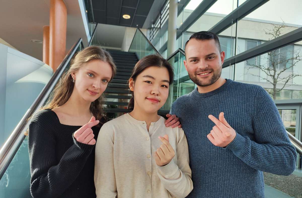 Lea, Jeonghwa und Laurin (von links)  zeigen das koreanische Herz – eine beliebte Geste in Südkorea. Foto: Eleonora Hamburg