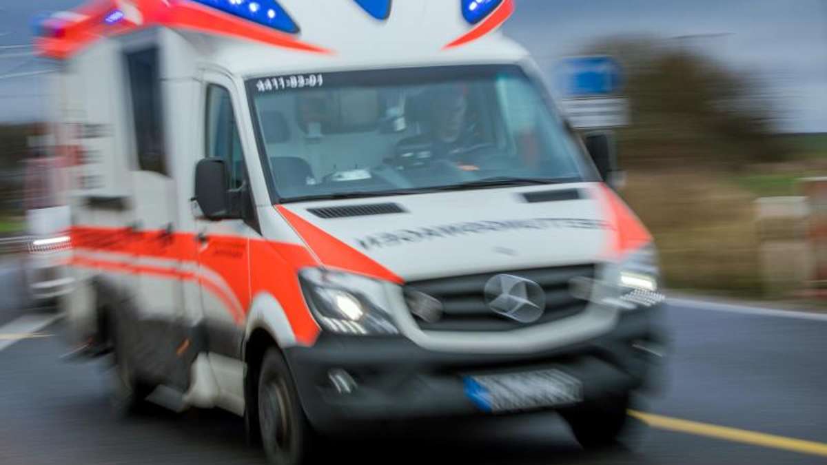 Thüringen: Radlader kippt um - Arbeiter schwer verletzt, Kuh getötet