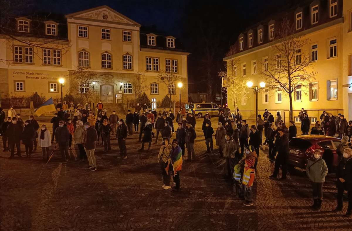 Über 200 Menschen haben sich am Montagabend erneut in Ilmenau zu einer Friedensdemo versammelt.