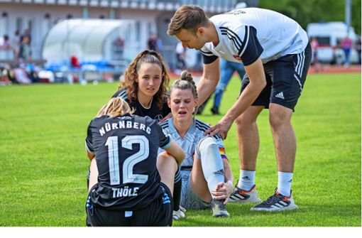 Untröstlich: Nürnbergs Kapitänin Lea Paulick aus Suhl (Zweite von rechts). Foto: Imago/Sportfoto Zink/Daniel Engelhardt