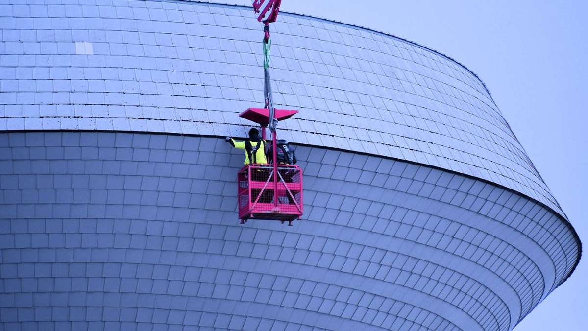 Meiningen: Luftiger Arbeitsplatz in Meiningen: Wasserturm-Haut wird gesichert