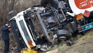 Lkw-Fahrer bei Unfall unter Tanklaster begraben