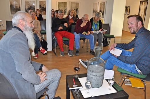 Überraschendes gab der Meininger Künstler Udo Eisenacher (links) im Gespräch mit Florian Beck (rechts) in der städtischen Galerie ada preis. Foto: /Sigrid Nordmeyer