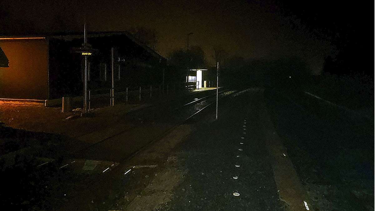 Steinbach-Hallenberg: Mehr Schnee als Licht auf dem Bahnhof
