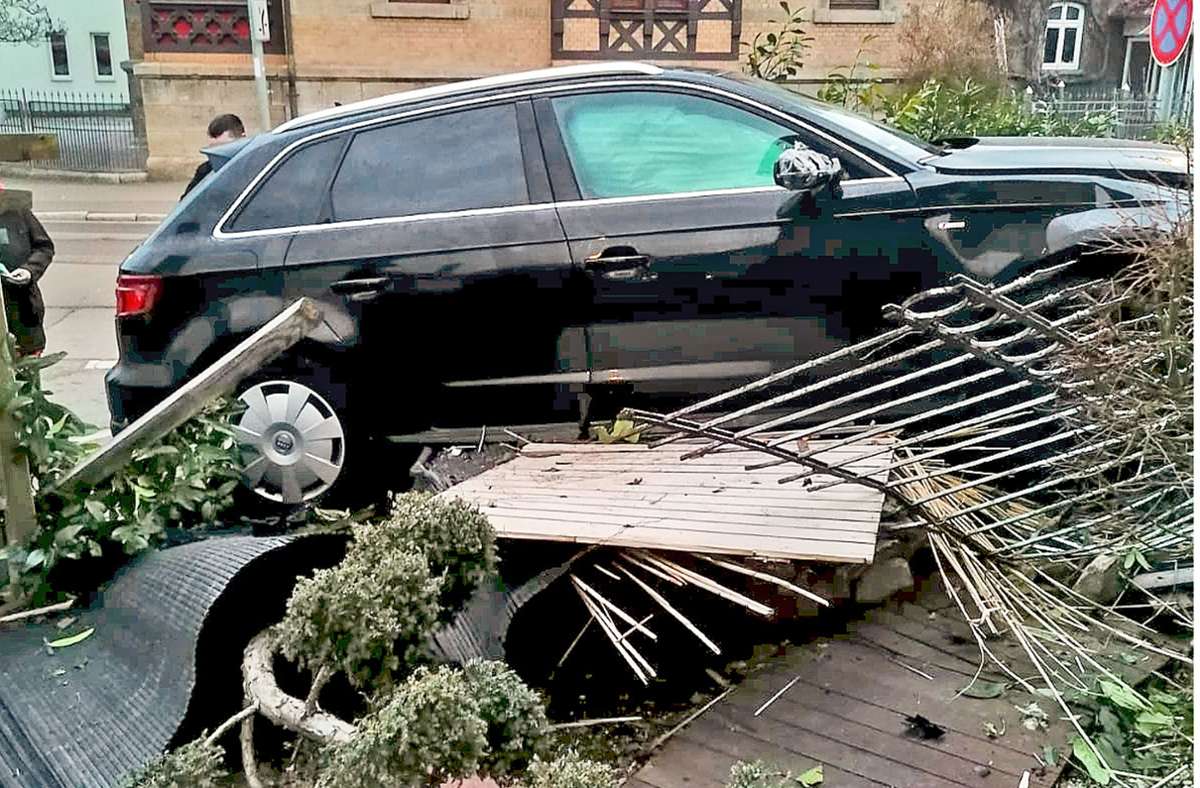 Am frühen Sonntagmorgen landet ein Auto im Vorgarten eines Hauses im Steinweg. Der Unfall mit einem geschätzten Schaden von 20 000 Euro gibt Rätsel auf: Beide Insassen behaupten, sie haben am Steuer gesessen. Foto:  
