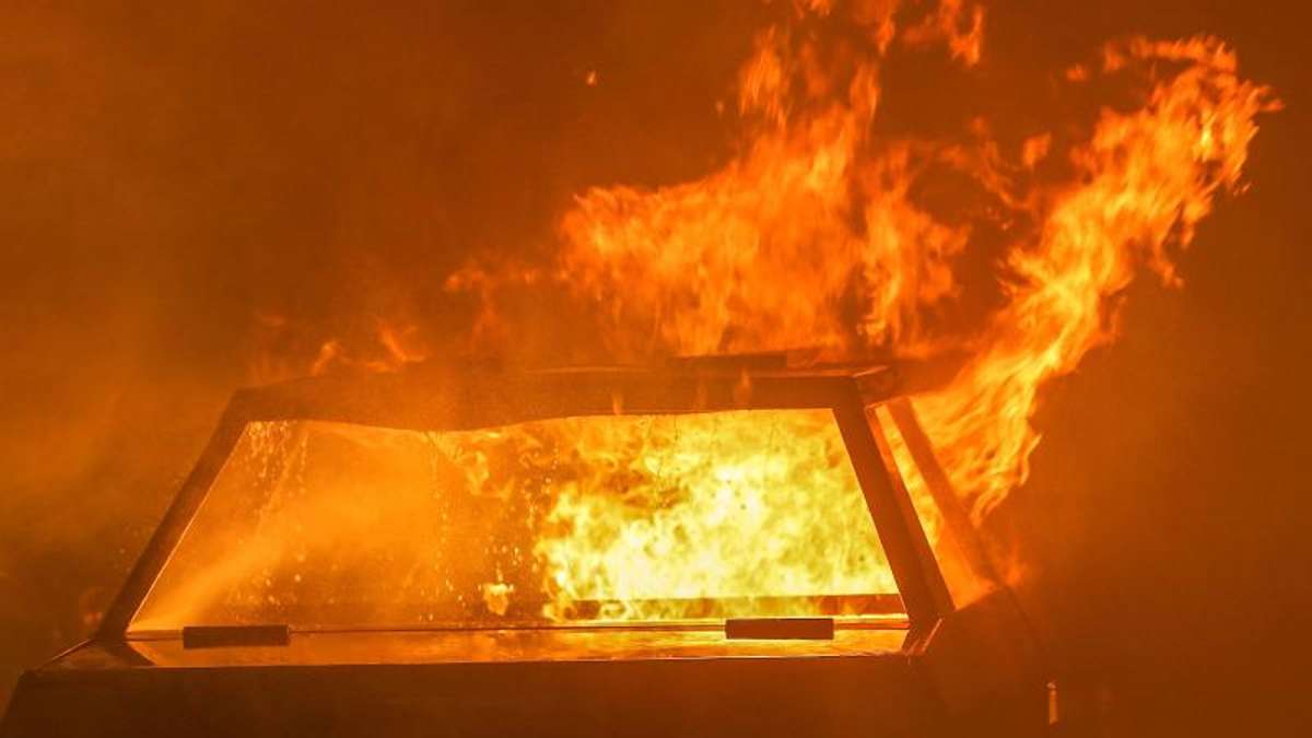 Thüringen: Auto geht nach Unfall auf A4 in Flammen: Fahrer rettet sich