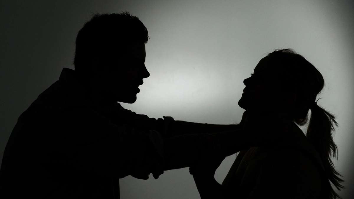 Lichtenfels: Mann würgt seine Ehefrau bewusstlos und beißt ihr in die Stirn