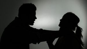 Mann würgt seine Ehefrau bewusstlos und beißt ihr in die Stirn