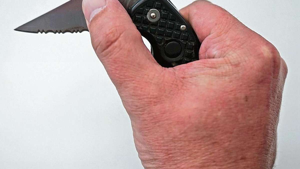 Schmalkalden: Mann wird von Einbrecher angegriffen und verletzt ihn mit Messer schwer