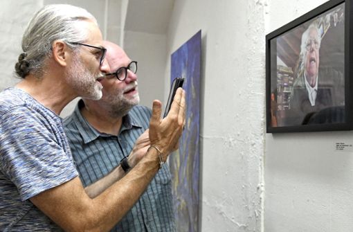 Stefan Todorov und Jörg Kaps (von links) rufen bei Stefan Goldschmidt in Argentinien an, den Todorov auf diesem Foto verewigte. Foto: Berit Richter