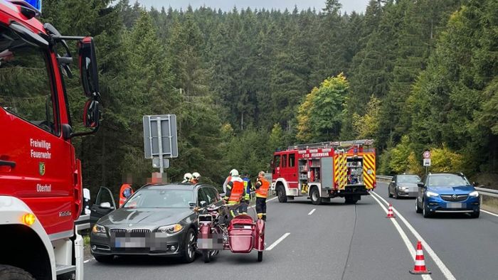 Unfall in Oberhof: Motorrad-Gespann kracht gegen Auto - Fahrer verletzt