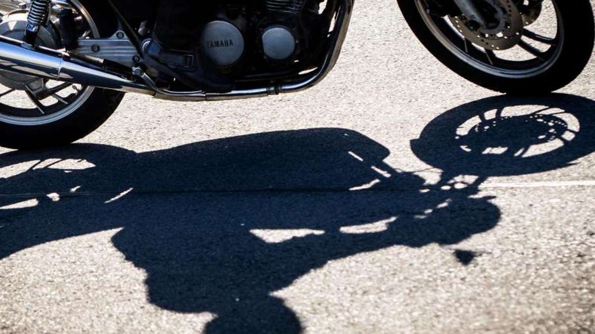 Biker kracht gegen Leitplanke: Motorrad rutscht Abhang hinab