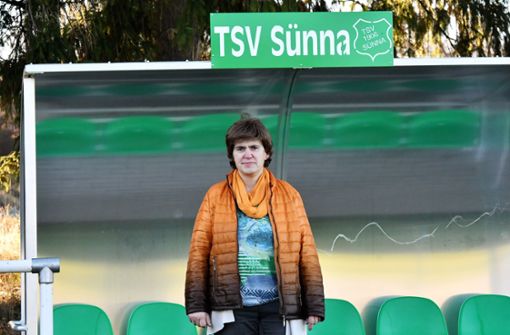 Birgit Trabert kennt auf dem Sünnaer Sportplatz sprichwörtlich jeden Grashalm Foto: Liane Reißmüller