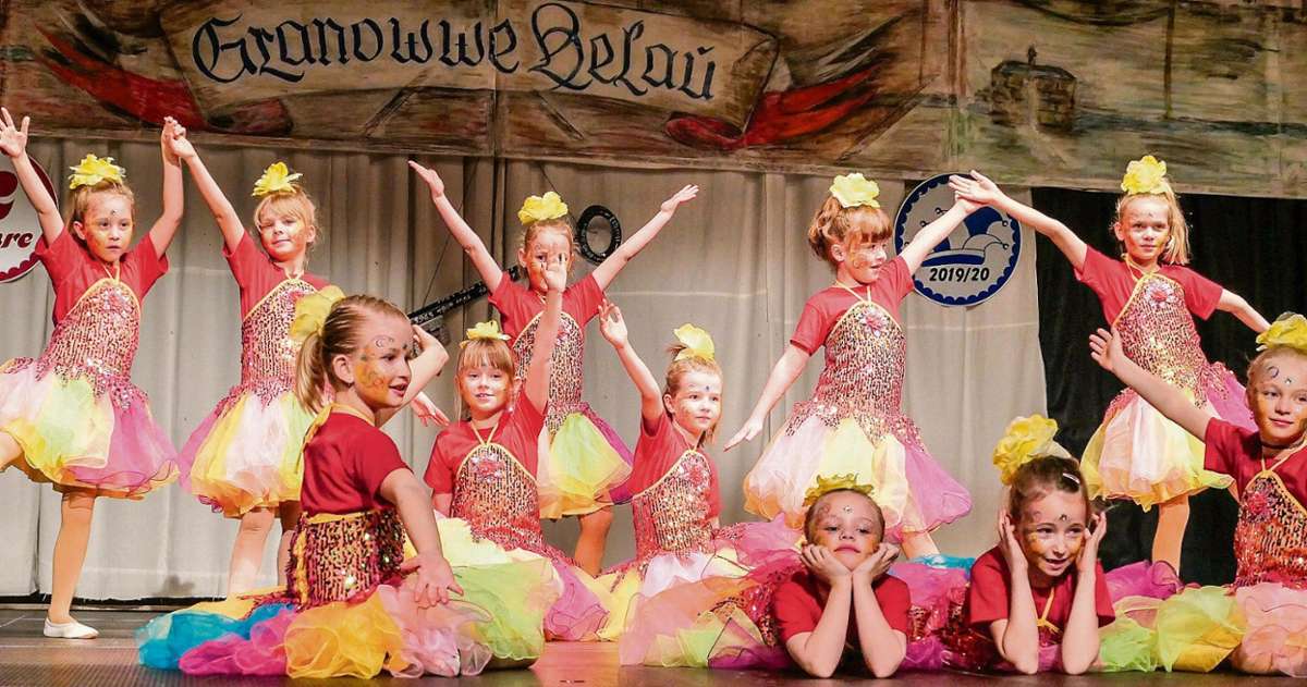 Kindliche Freude mit karnevaleskem Anspruch verbanden schon die kleinen Tänzerinnen der Kindertanzgruppe in ihren lustigen Auftritten.