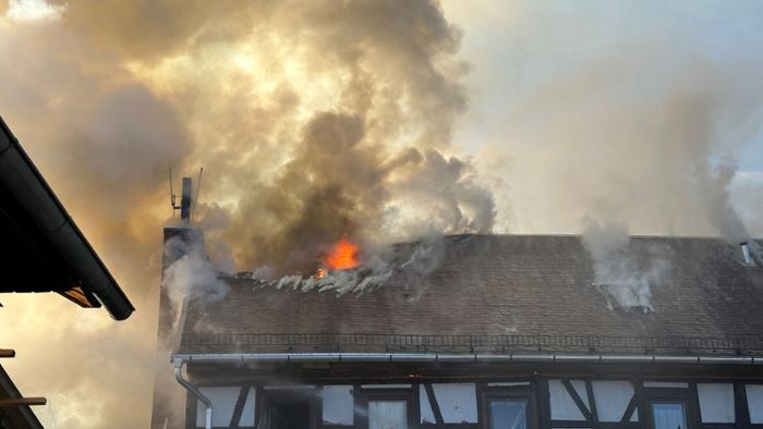 Gasthof in Flammen: Hohe Rauchsäulen mitten in Westenfeld