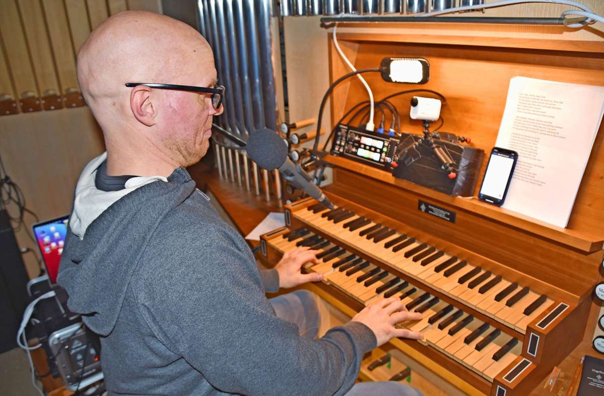 Der Meister in seinem Element: Nico Wieditz an der Orgel, umgeben von allerlei Technik, um maximalen Musikgenuss für seine Zuhörer zu generieren. Foto:  