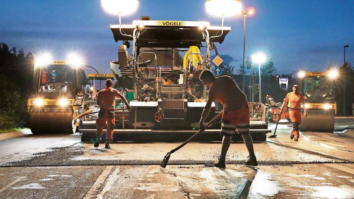 Zella-Mehlis: Nachtarbeit: Vierspurige Strecke wird unter Flutlicht asphaltiert