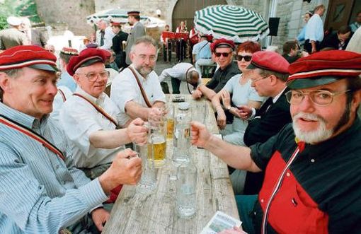 Einst Brüder am Glase und im Geiste: Burschenschafter bei einem Frühschoppen unterhalb des Burschenschaftsdenkmals in Eisenach 1999. 	Foto: dpa/Archiv Quelle: Unbekannt