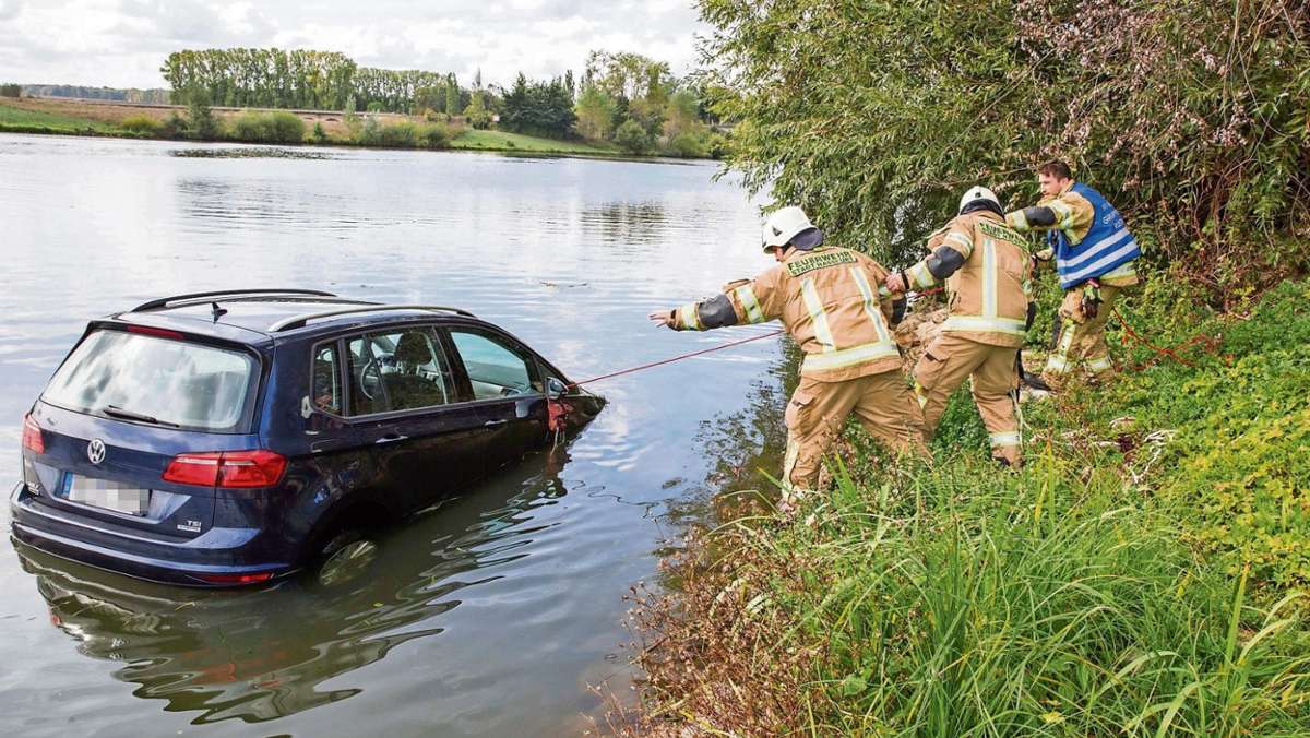 Hassberge: Auto geht im Main baden