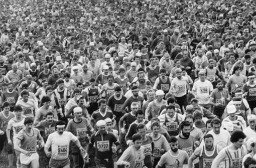Massenbewegung: Das Feld beim Start des Marathons. Foto:  