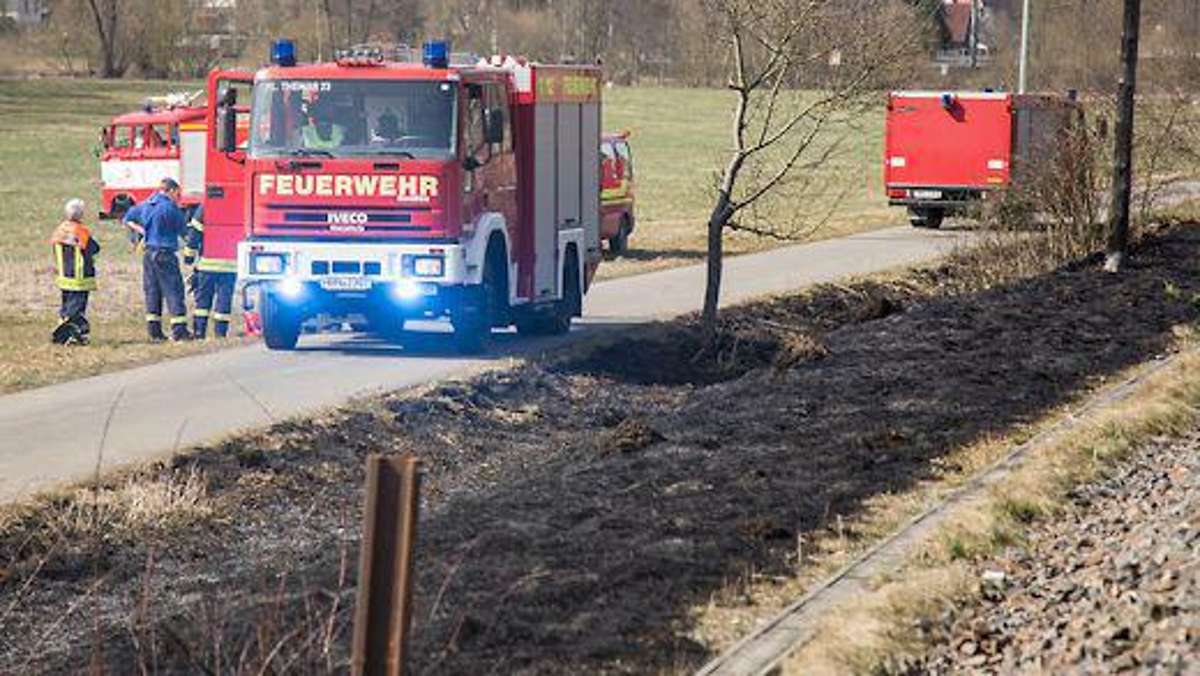 Hildburghausen: Gefährliche Trockenheit: Bahndamm brennt