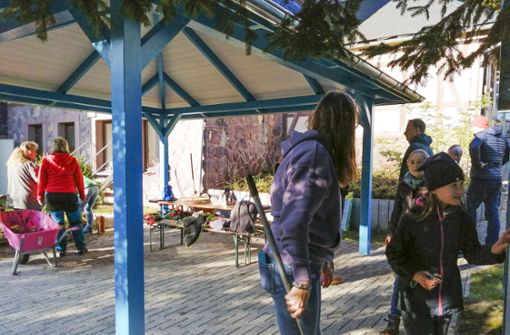 Eltern und Schüler halfen bei den Arbeiten im Kneipp-Garten. Foto: Marina Hube