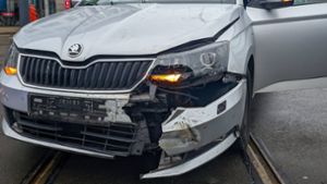 Autounfall in Waldau: Zu weit links: 18.000 Euro Schaden