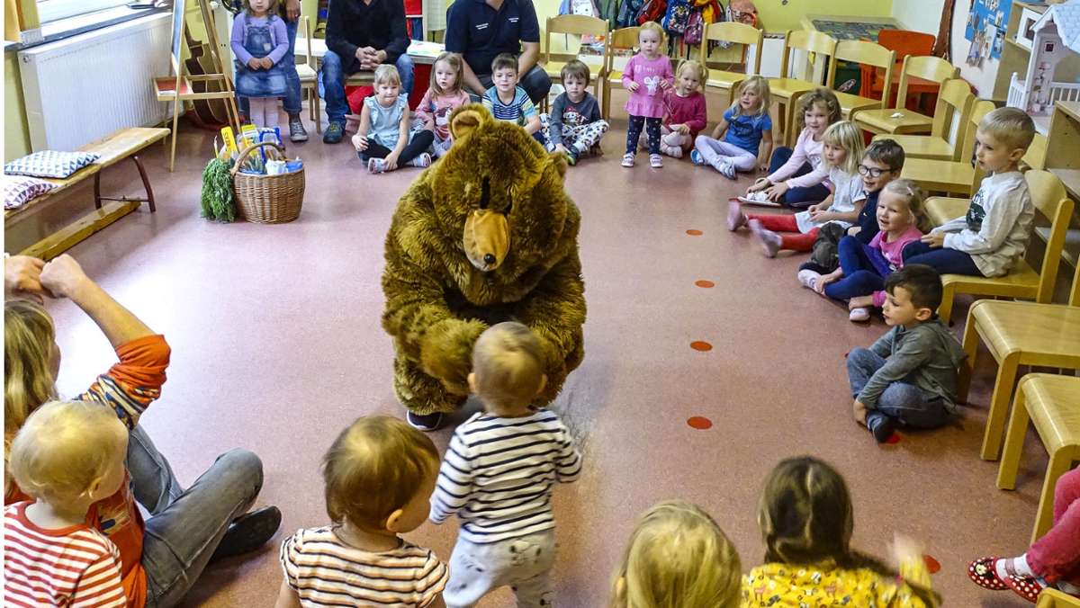 Auftakt in Neustadt: Kirmesbär zu Besuch im Kindergarten