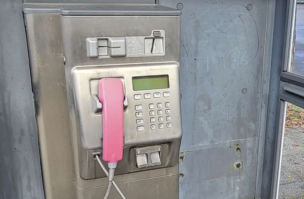 Die Telefonzelle am Meininger Bahnhof kann seit Montag nicht mehr mit Münzen benutzt werden. Ihr Zustand ist seit längerer Zeit mehr als bedauerlich – außen wie innen. Foto: /Ralph W. Meyer