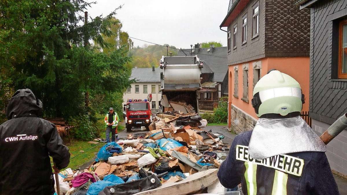 Ilmenau: Sperrmüll fängt Feuer: Komplette Ladung aus Müllauto landet auf Straße