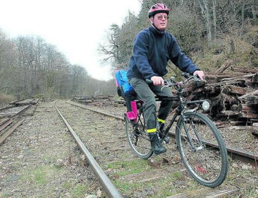 Peter Schütz vom Kreisverband des ADFC möchte zukünftig auf der Bahnlinie fahren können. Foto: VON RONNY RITZE