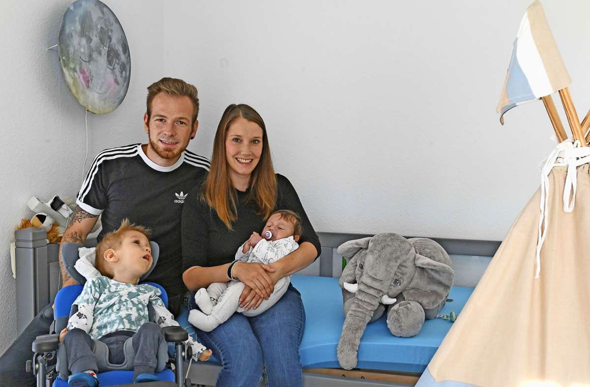 Katarina und Toni Straube mit Anton und seinem kleinen Bruder Valentin im heimischen Kinderzimmer. Foto:  
