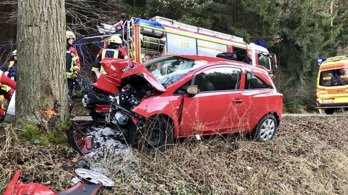 Ilmenau: Auto prallt gegen Baum - Beifahrerin wird tödlich verletzt