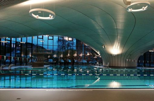 Die Schwimmhalle in Ilmenau behält Wasser- und Raumtemperaturen bei. Foto: Marina Hube