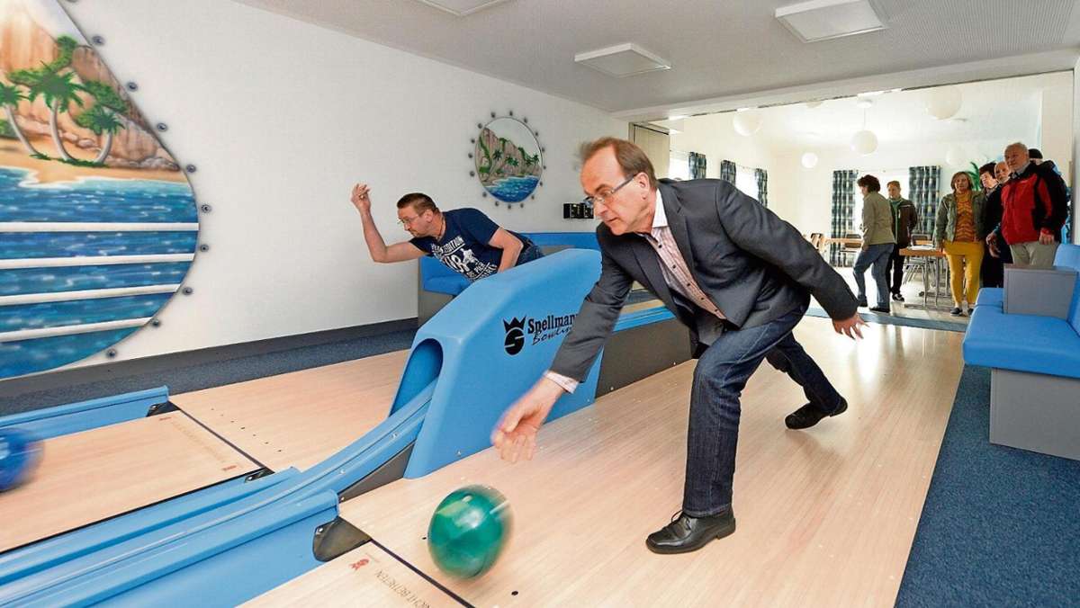 Bad Salzungen: Hohe Investition: Neue Bowlingbahn eröffnet