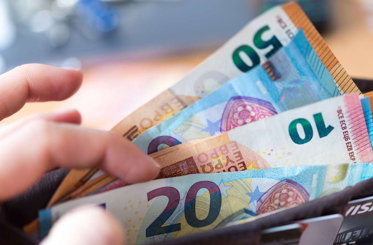 Trotz steigender Löhne ist am Monatsende weniger Geld im Portemonnaie.tlastungspaket Foto: picture alliance/dpa/dpa-Zentralbild/Monika Skolimowska