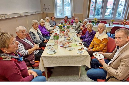 Zum  Frauentags-Kaffee besuchte Bürgermeister  Ronny Römhild den  Breitunger Seniorenclub und brachte für alle einen Blumentopf mit. Unser Bild zeigt links die Leiterin des Treffs, Silvia Gattinger, neben der ältesten Teilnehmerin, der 93-jährigen Ruth Eberlein Foto: Ulricke Bischoff