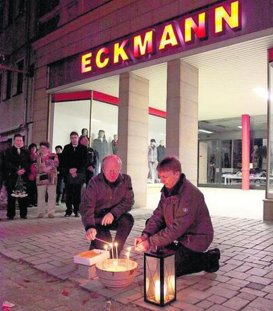 Zur Erinnerung und Mahnung: Kerzen brannten am Mittwochabend vor dem Kaufhaus Eckmann in der Auer Gasse. 	Foto: fotoart-af.de Quelle: Unbekannt