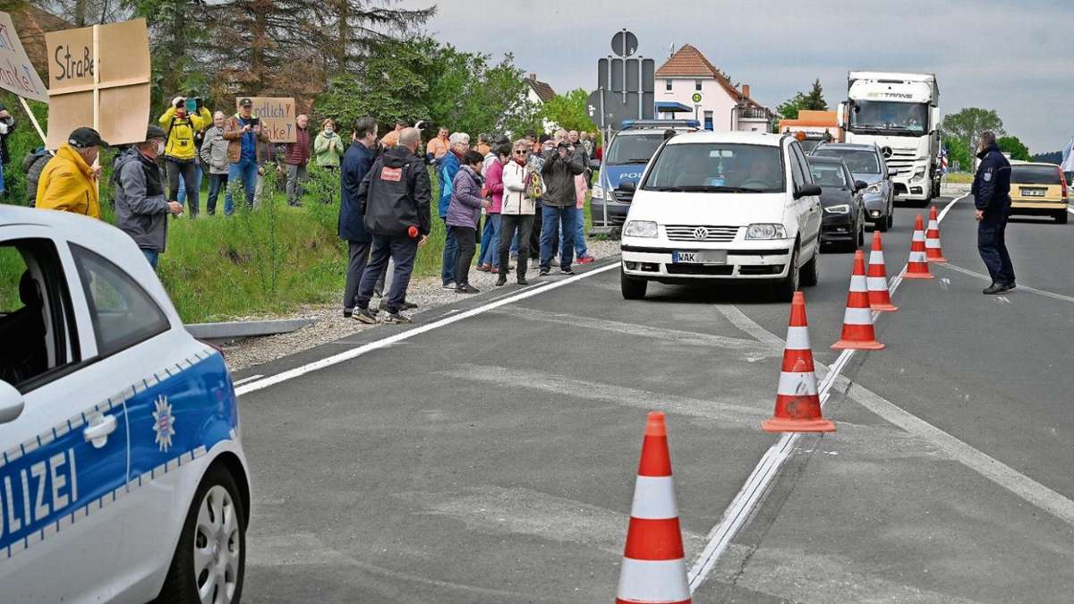 Bad Salzungen: Endlich! - Autos rollen auf der Straße Leimbach-Kaiseroda