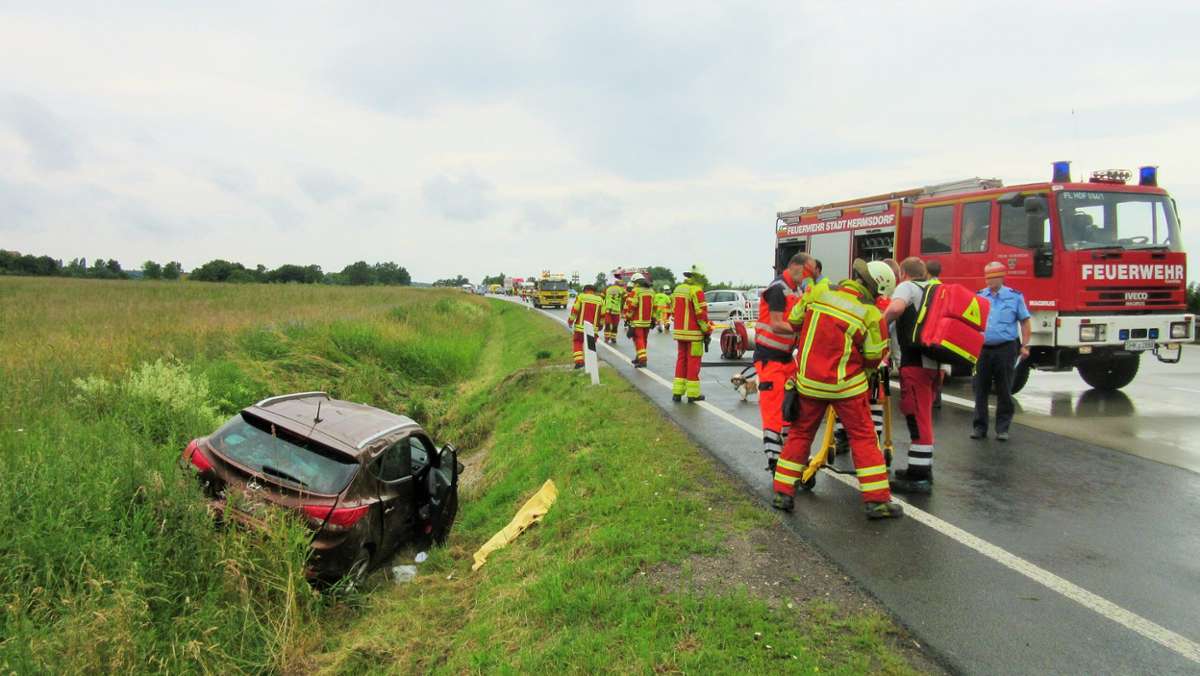 Thüringen: Unfall nach Fahrbahnwechsel - Autofahrer schwer verletzt