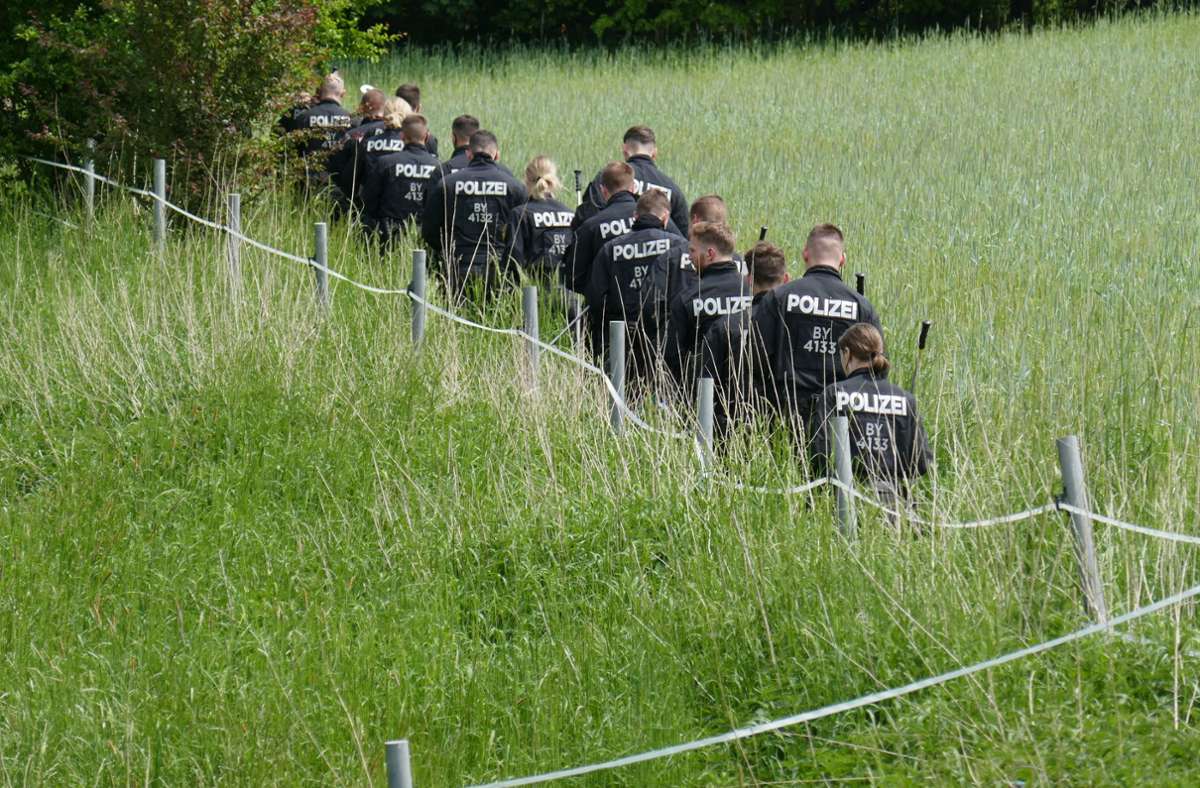 Ein Suchtrupp der Polizei am Donnerstag am Wolfgangsee im Coburger Stadtteil Wüstenahorn, wo eine vermisste junge Frau vermutet wurde.