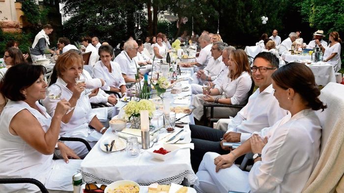 Party in Weiß im Villen-Garten