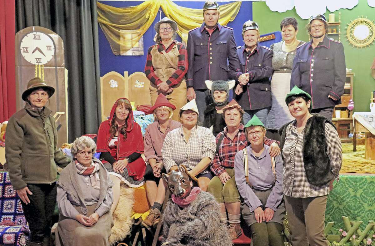 Nach der Generalprobe für das Märchenstück Rotkäppchen  finden sich die Willmersdorfer Märchentanten zu einem Gruppenbild zusammen. Foto: Doreen Tümmler