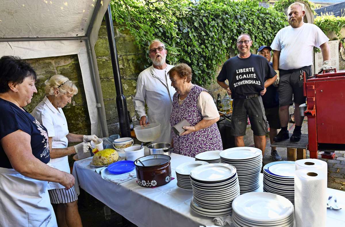 Die fleißigen Köche und Köchinnen mit Vereinschef Jens Feick (zweiter von rechts) ) freuen sich über die gelungenen Speisen. Foto:  