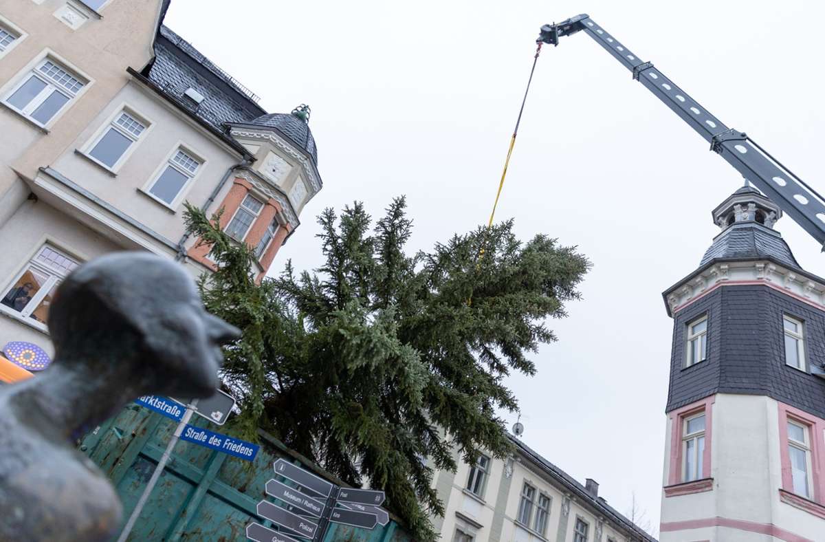 In Ilmenau wurden am Mobtag die Weihnachtsbäume aufgestellt. Einer kam aus der Steinstraße, ein anderer aus der Weimarer Straße.