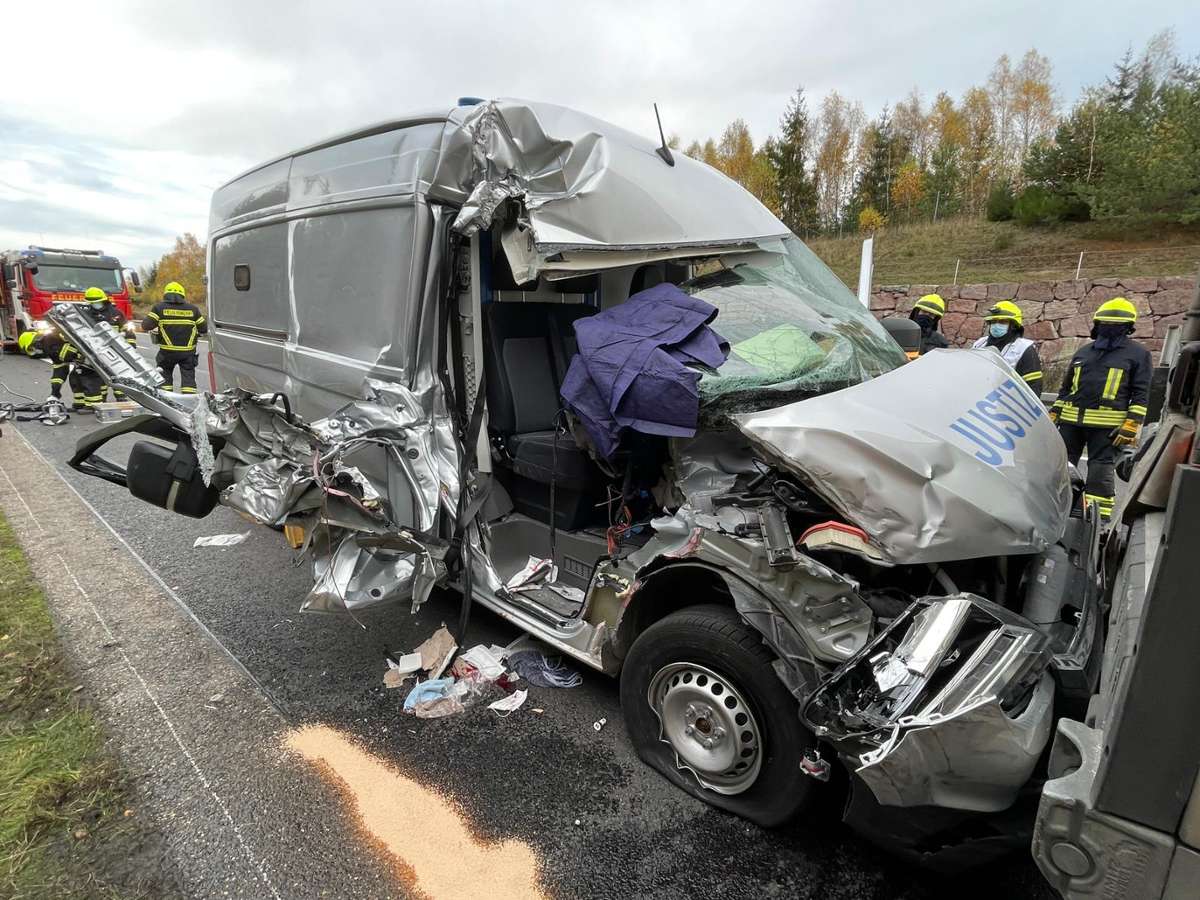 Thüringen: Justizfahrzeug fährt auf Lkw auf: Zwei Verletzte, Autobahn 73  gesperrt - Thüringen - inSüdthüringen