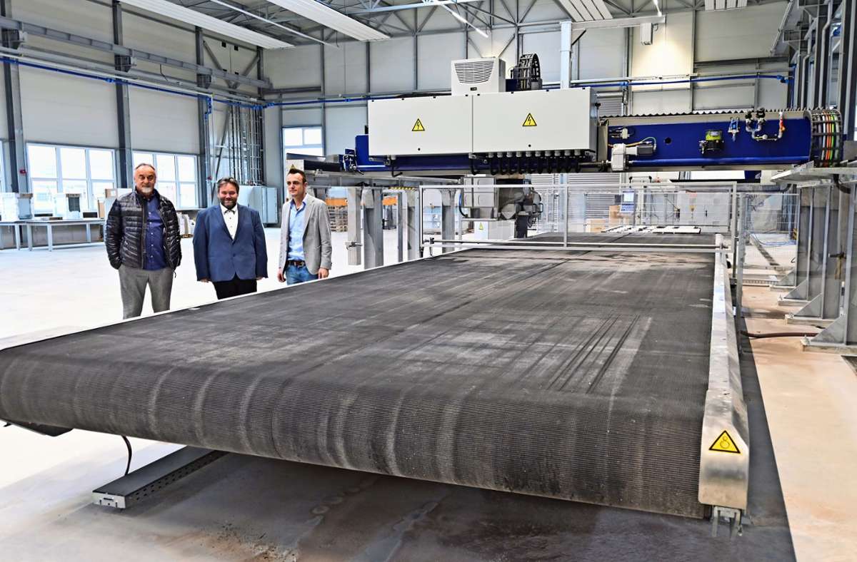 Riesige Maschine, riesige Arbeitserleichterung: Hier werden Küchenarbeitsplatten aus Stein maßgefertigt geschnitten, erklärten Dietmar Hirn (links) dem Bürgermeister (Mitte).