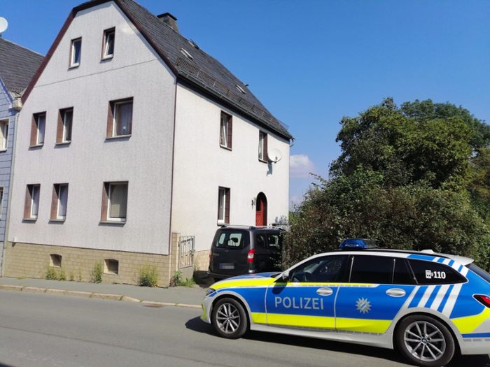 In diesem Haus in Berg im Landkreis Hof soll sich das Drama abgespielt haben. Der Sohn soll dort seine Mutter schwer verletzt haben.