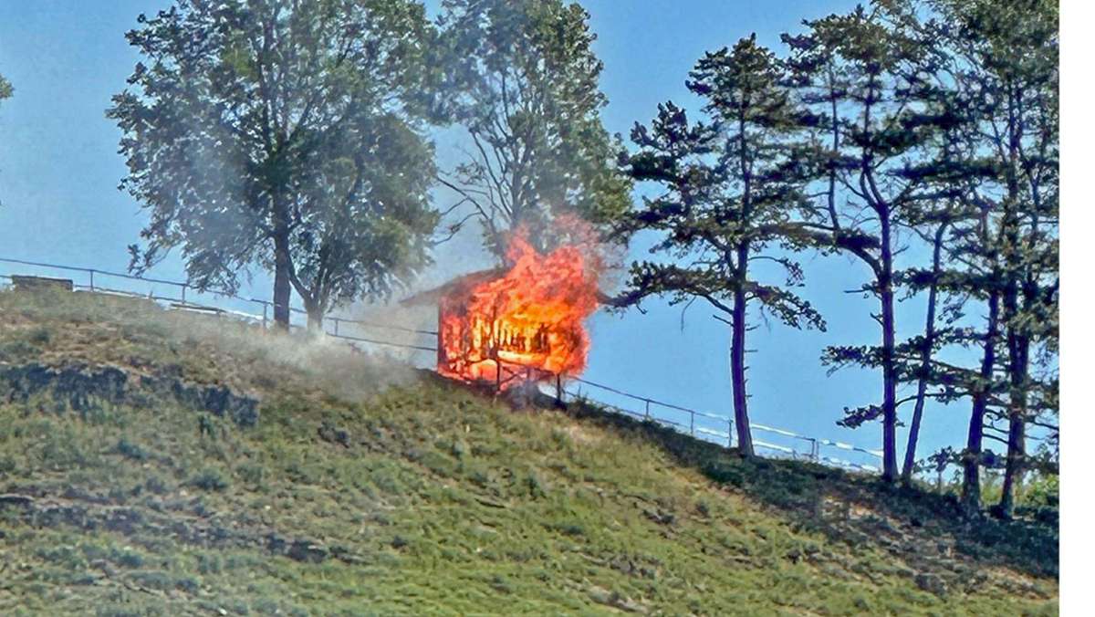 Feuer in Vachdorf: Schutzhütte in Flammen