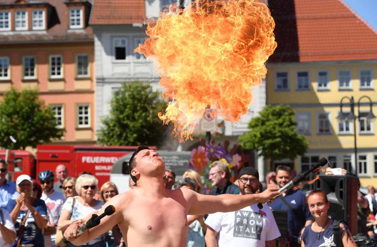 Heiße Sache: Der gebürtige Erlauer Feuerspucker Adrian Silabetschki ist pünktlich am Donnerstag um 11 Uhr auf dem Schleusinger Marktplatz.